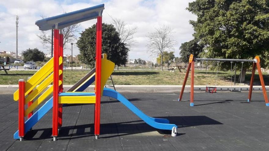 Parques y Jardines adecua zonas infantiles en Sant Joan