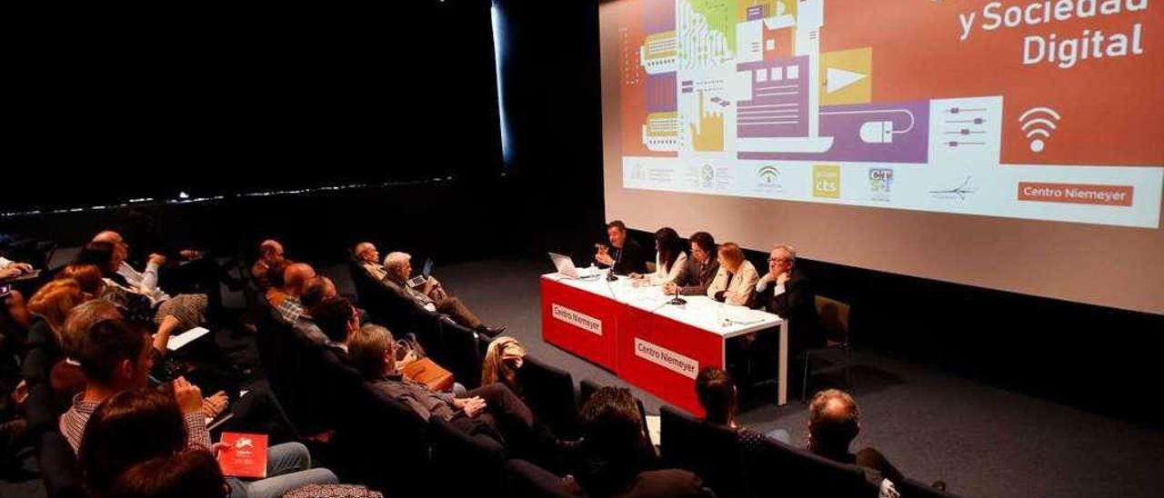 Asistentes, ayer, al acto de inauguración del foro iberoamericano sobre la sociedad digital.