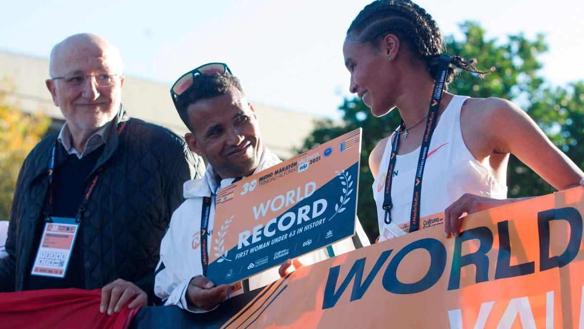 La atleta etíope Letesenbet Gidey bate el récord del mundo en la Media Maratón de Valencia. En la foto, la deportista aparece junto a su entrenador y a Joan Roig (a la izquierda).