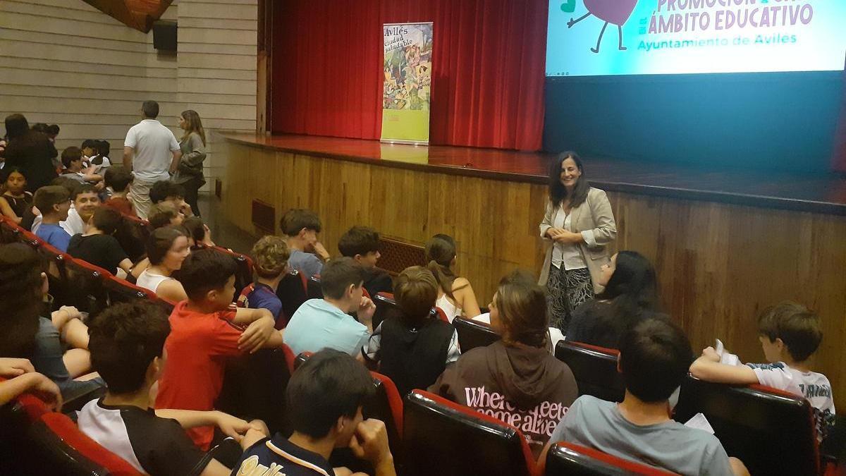 La concejala Ana Suárez charla con los niños durante el acto.