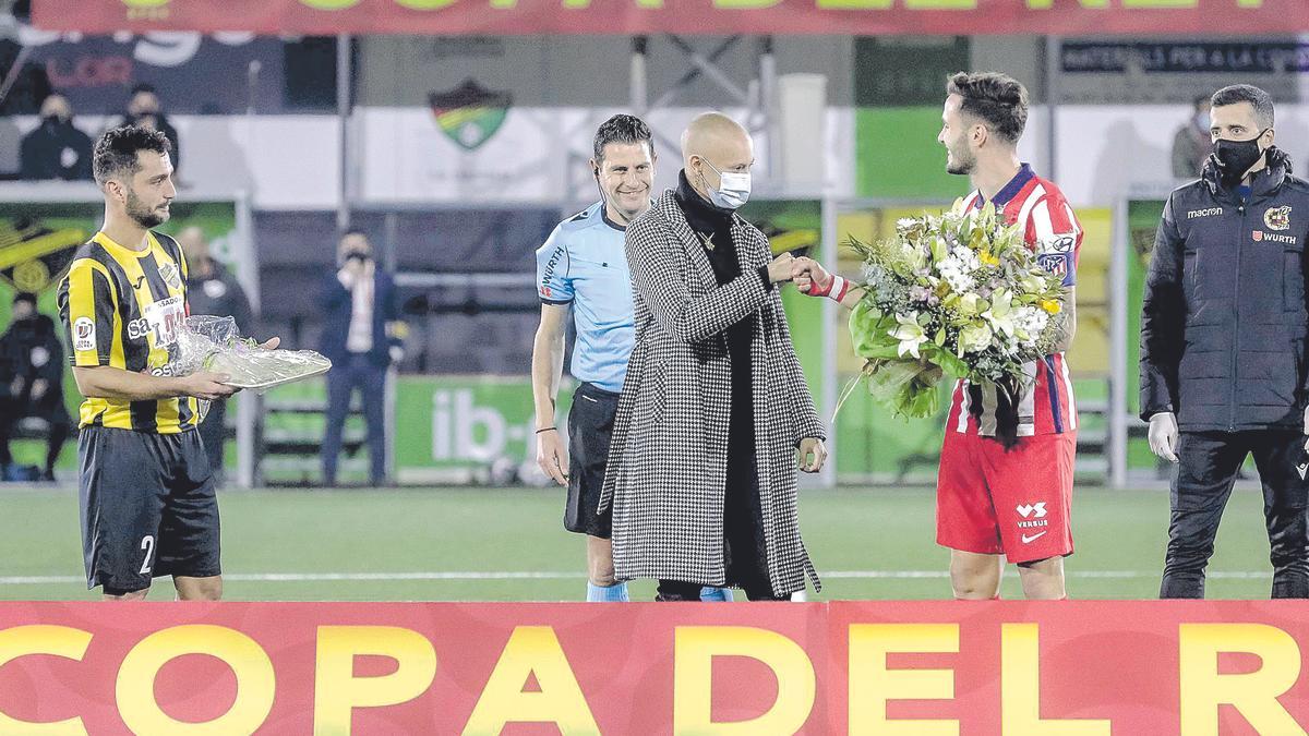 Virginia Torrecilla saluda a Saúl, capitán del Atlético, antes del saque de honor