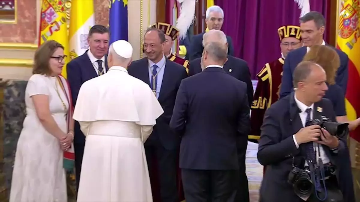 "Conozco Sevilla ¡Ojalá pueda volver pronto!": el saludo entre Gómez de Celis y el Papa León XIV en el Congreso