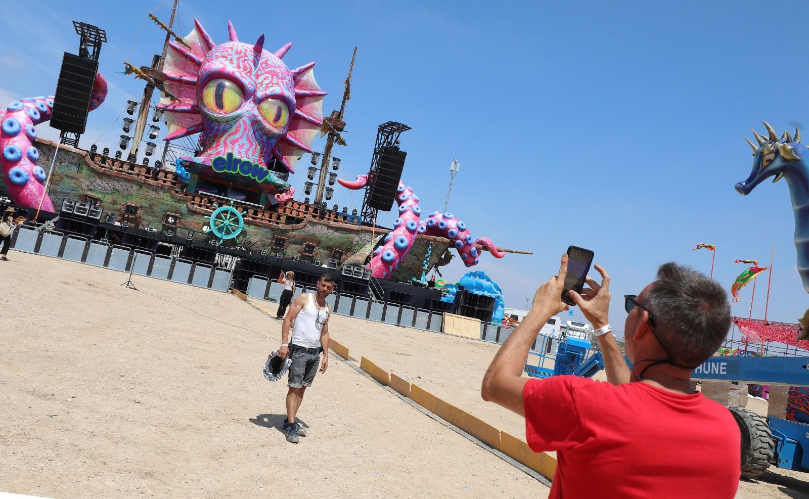 En imágenes | Montaje del escenario del Monegros Desert Festival