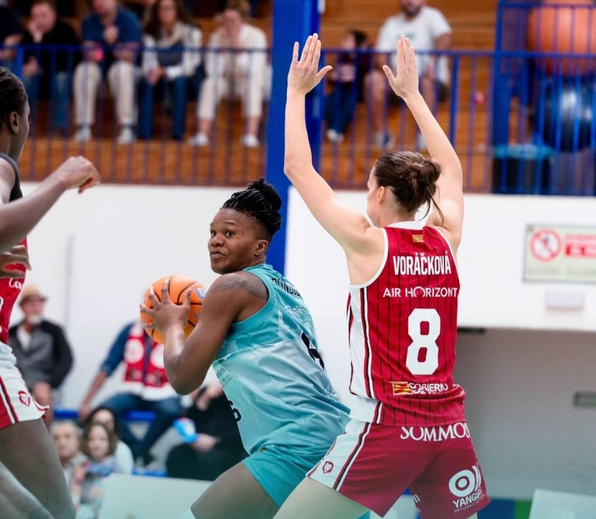 Las visitantes tuvieron que emplearse a fondo para poder imponerse en suelo esteponero.