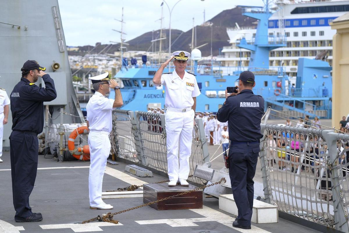 El almirante José Lago Ochoa durante el recibimiento, este domingo, del BAM 'Relámpago' tras su misión en el Golfo de Guinea.