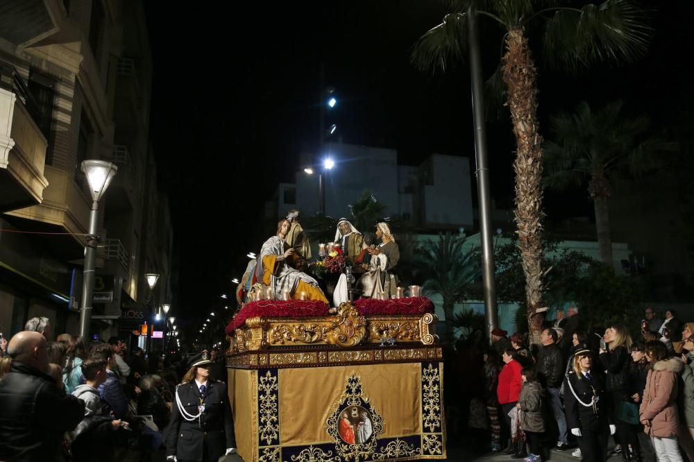 Miles de personas contemplaron el paso de las imágenes de las seis cofradías que participan en Lunes Santo