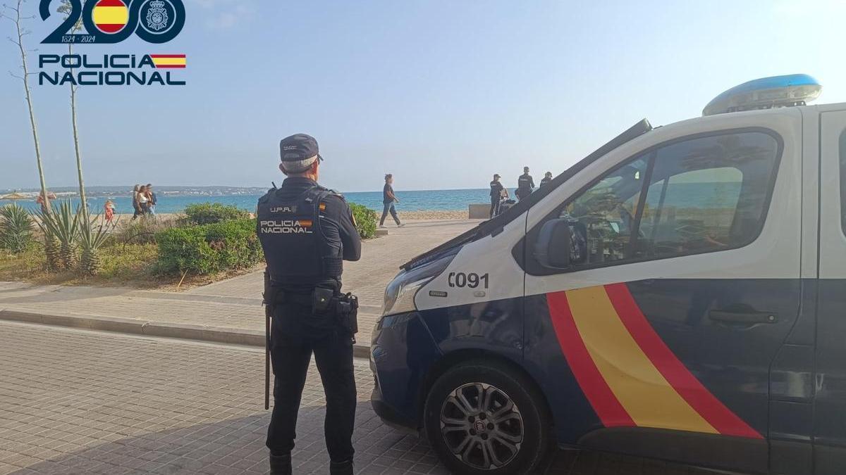 Ein Beamter der Nationalpolizei an der Playa de Palma.