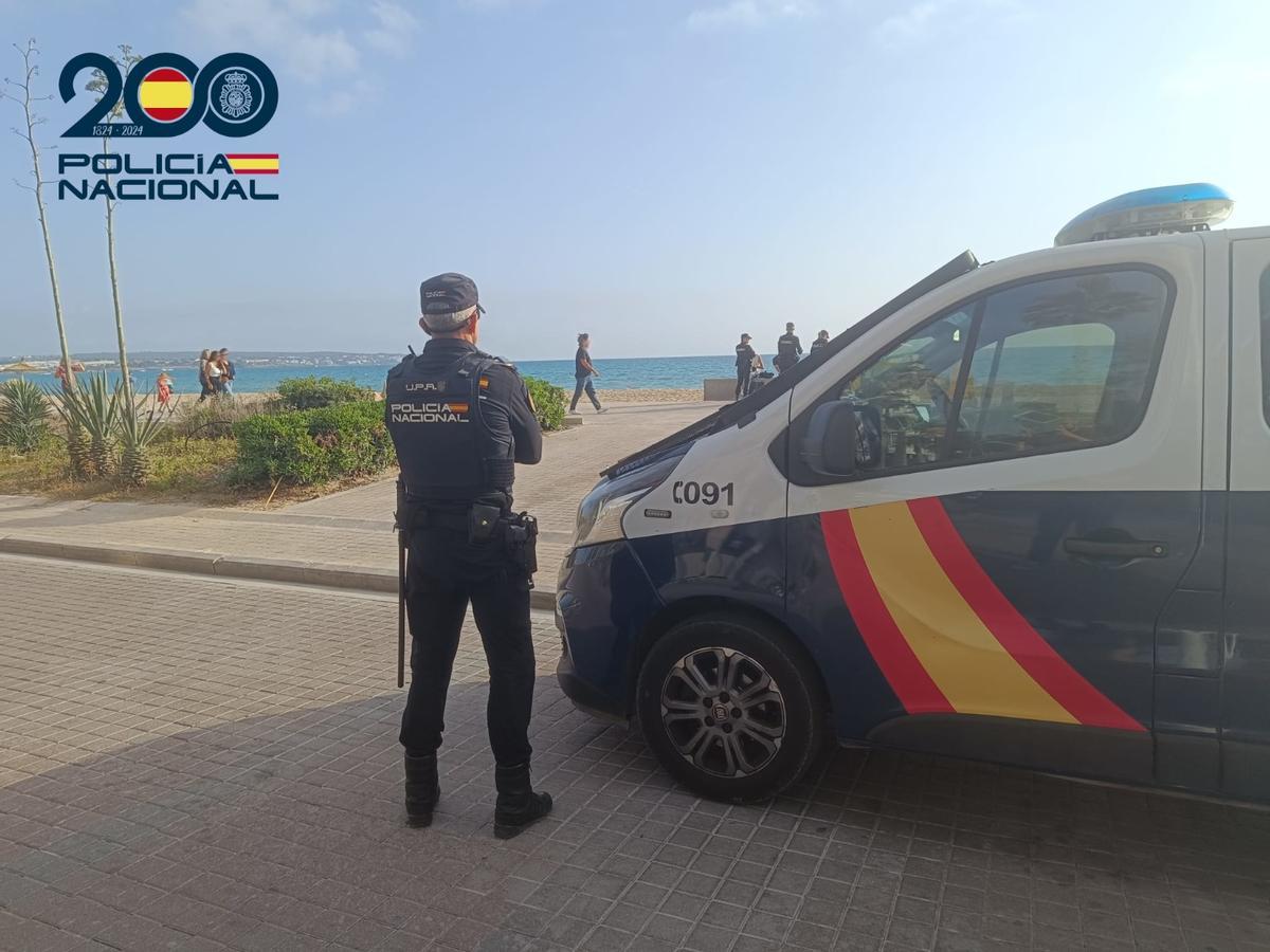 Ein Beamter der Nationalpolizei an der Playa de Palma.