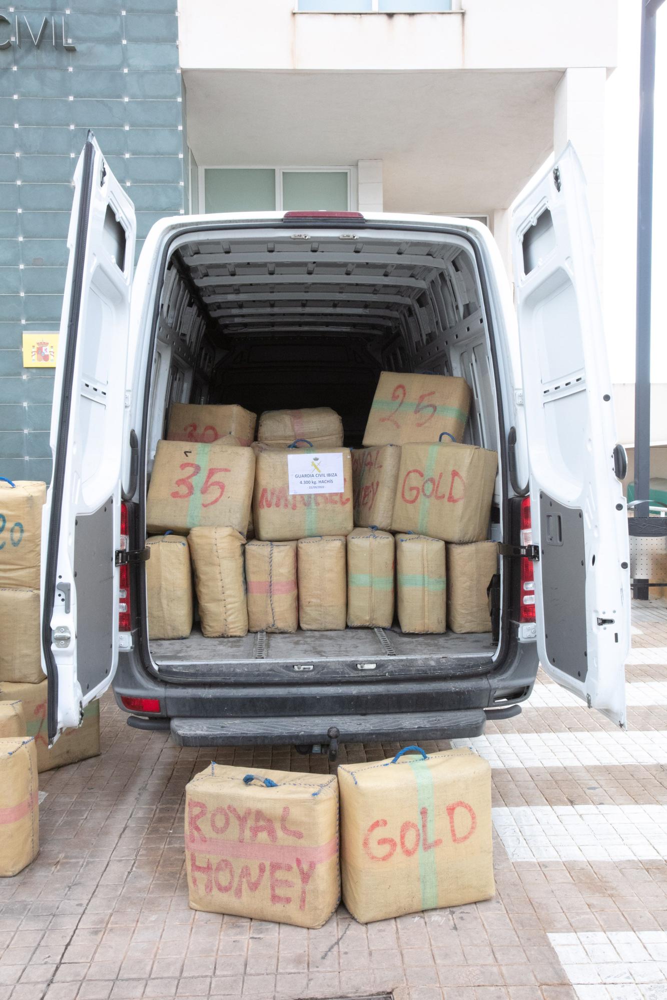 Incautados 4.300 kilos de hachís en un vehículo que circulaba por Ibiza