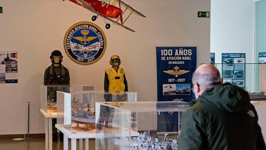 Un visitante de la exposición, observando ayer unas maquetas navales.