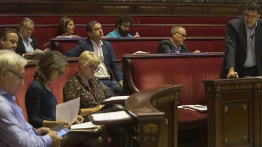 Un momento del pleno celebrado ayer con el gobierno en primer plano y la oposición al fondo.