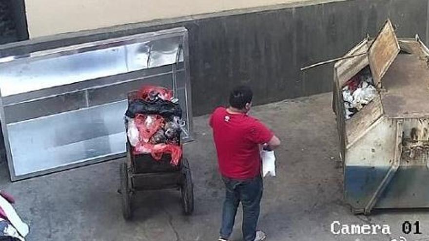 Una càmera grava un home tirant a la seva filla acabada de néixer a les escombraries
