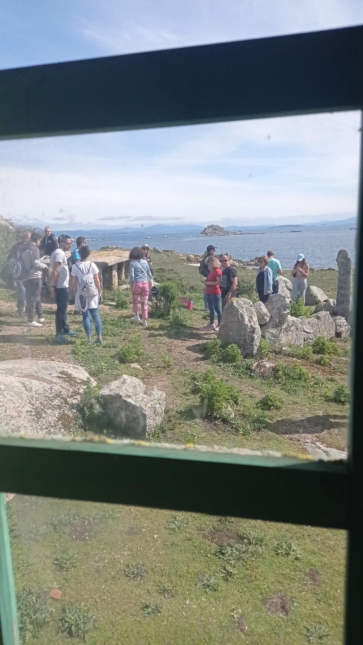 Algunos de los turistas que esta mañana se pasearon por Sálvora.