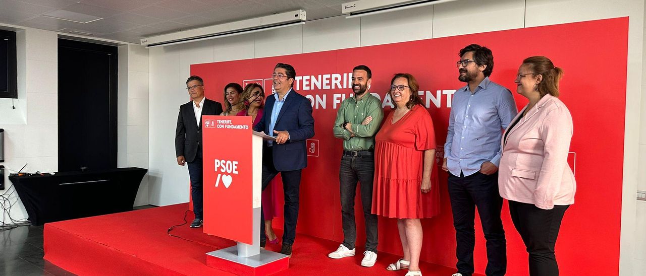 Pedro Martín, junto a miembros de su candidatura, en el Hotel Escuela Santa Cruz