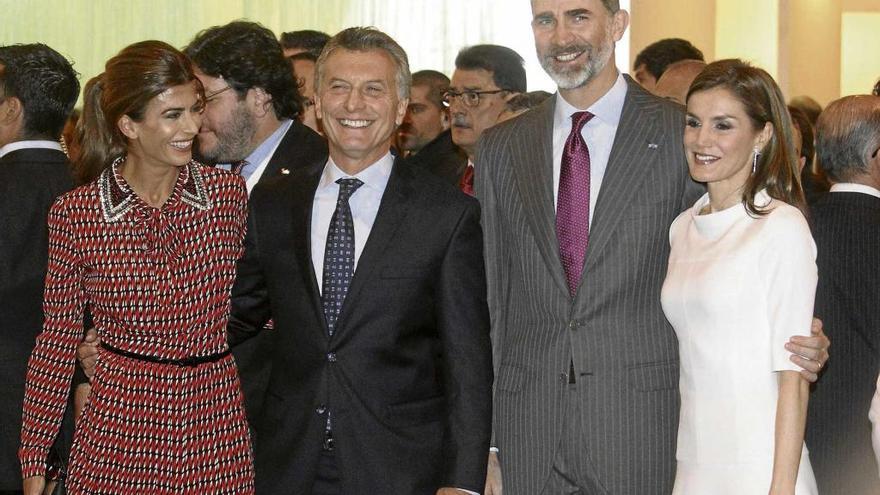 Los Reyes, muy sonrientes, ayer en ARCO con el presidente argentino, Mauricio Macri y su esposa.