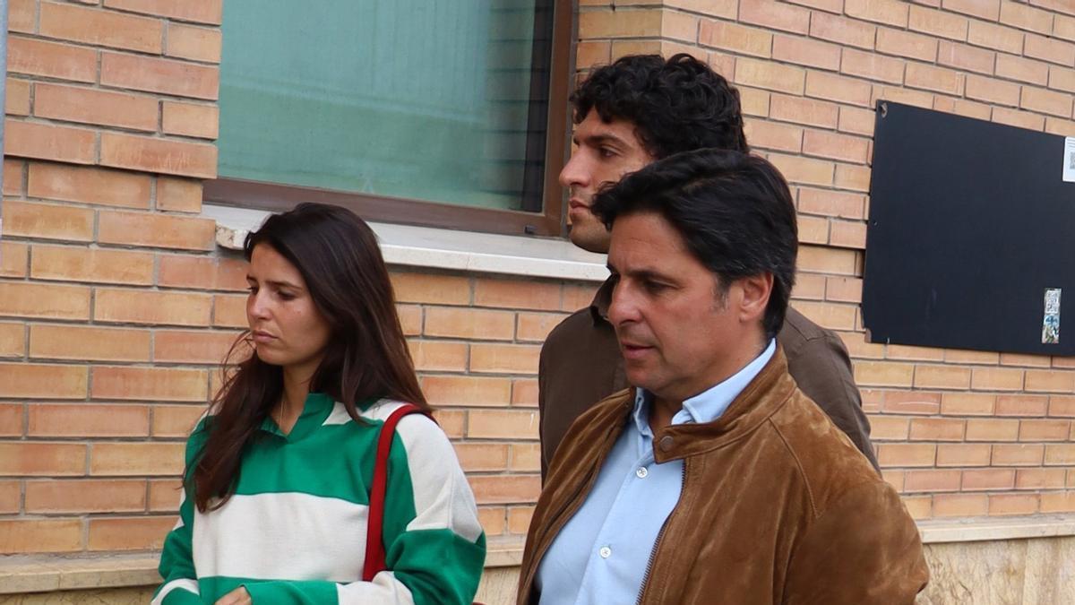 Tana Rivera, junto a Fran Rivera y Tomás Páramo, acompaña a Roca Rey en el  hospital