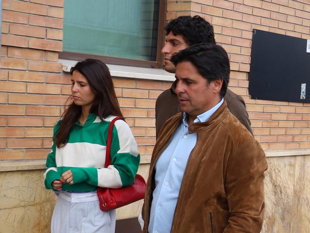 Tana Rivera, junto a Fran Rivera y Tomás Páramo, acompaña a Roca Rey en el hospital