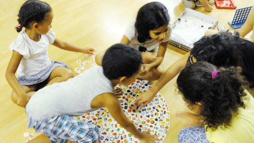 Infants participant en un taller d&#039;activitats per a nens i nenes en risc d&#039;exclusió social.