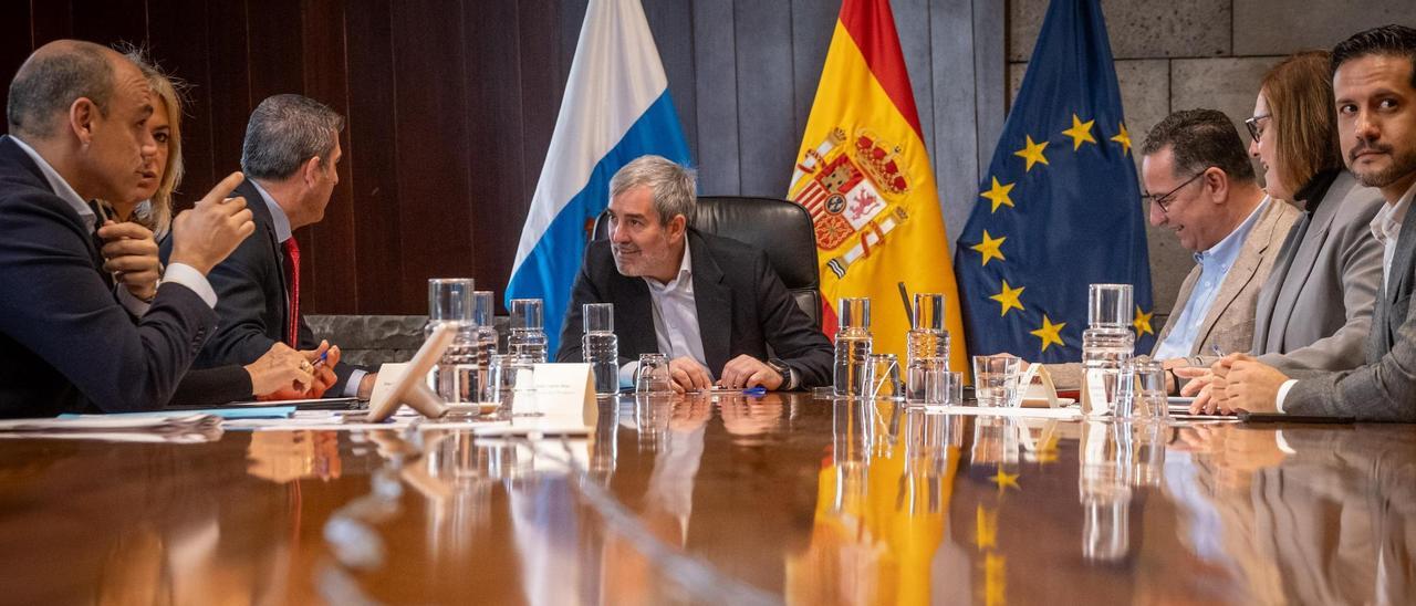 El presidente Fernando Clavijo (c) conversa con el vicepresidente Manuel Domínguez durante el Consejo de Gobierno.