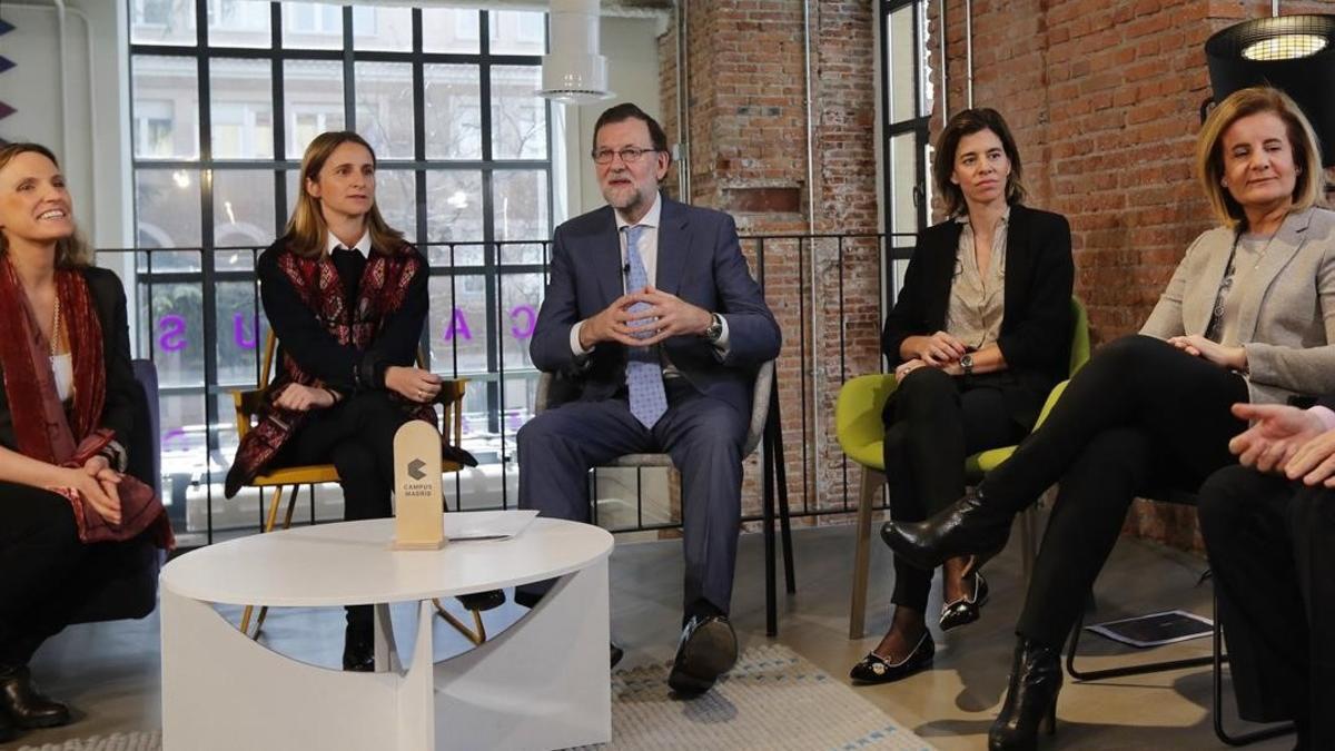 El presidente del Gobierno en funciones, Mariano Rajoy, y la ministra de Empleo, Fátima Báñez, en un acto con mujeres emprendedoras.