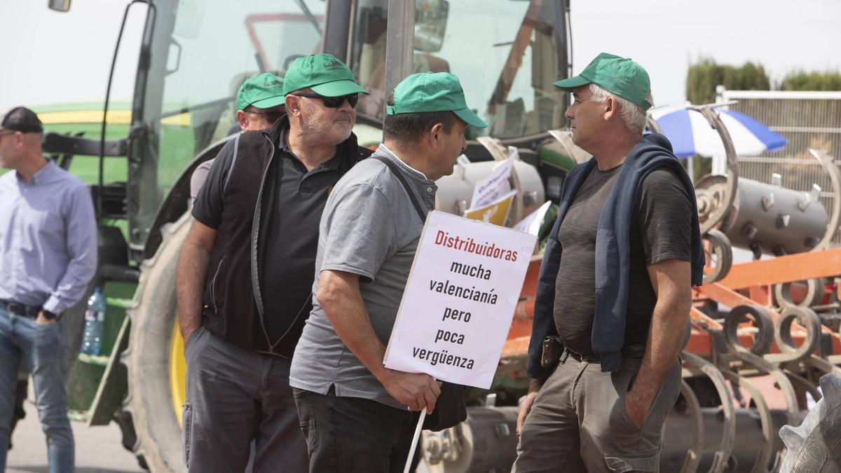 Una protesta de sector arrocero contra las importaciones de Asia, este lunes, en Algemesí.