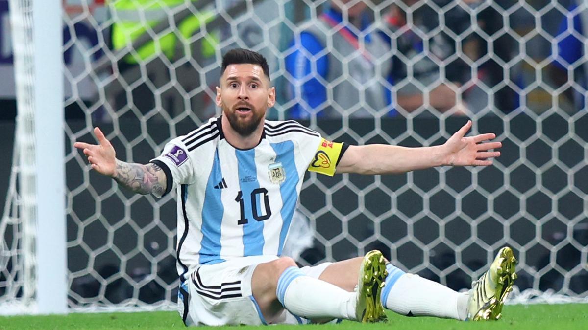 Messi reclama una falta durante un partido.