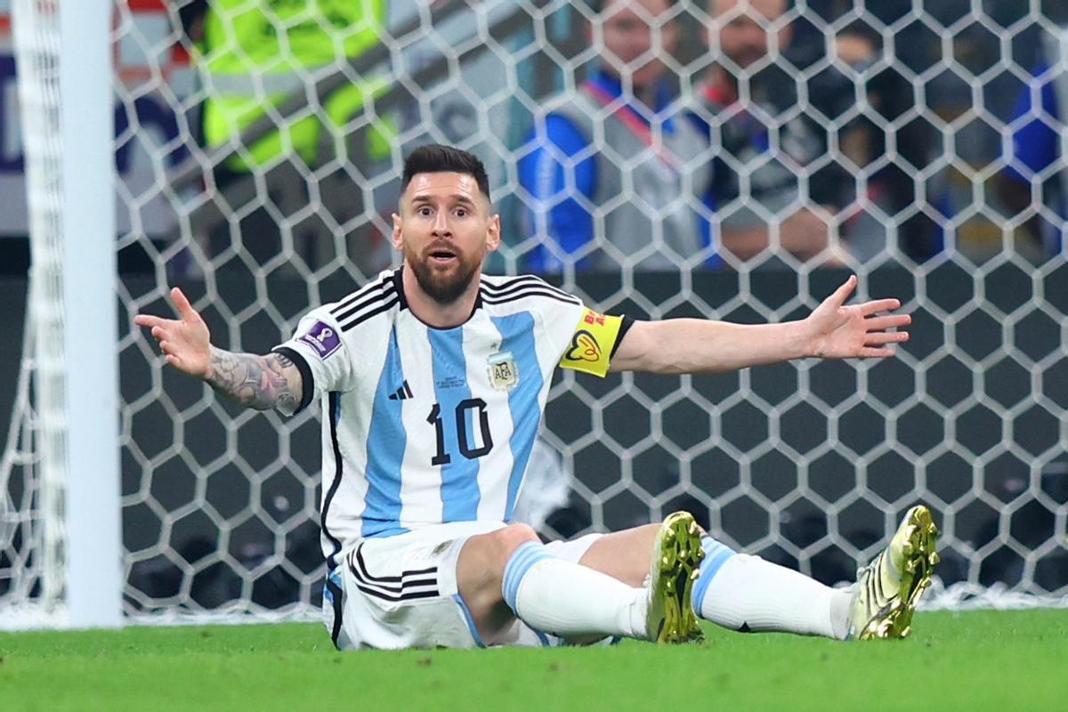 Messi reclama una falta durante un partido.