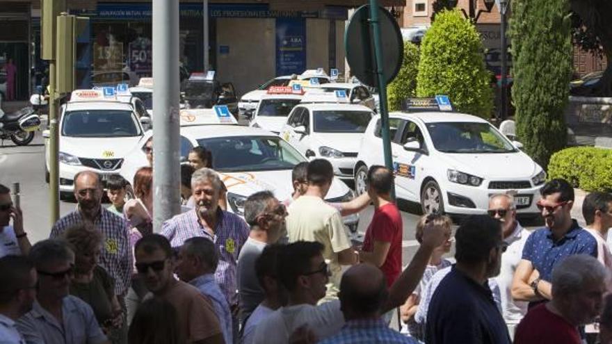 Los militares se incorporarán a la plantilla de examinadores de Tráfico con dos meses de retraso