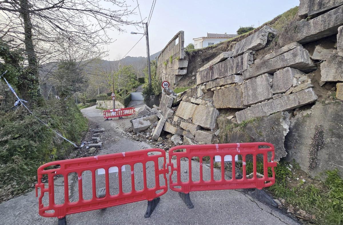 El muro destruido desde el 2 de febrero ha obligado a cortar la carretera en Chaín.