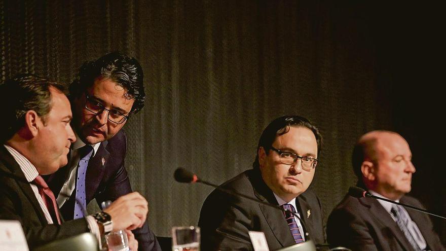 Por la izquierda, Ramón de Santiago, Fernando Losada, Javier Fernández y Javier Martínez, durante una junta de accionistas.
