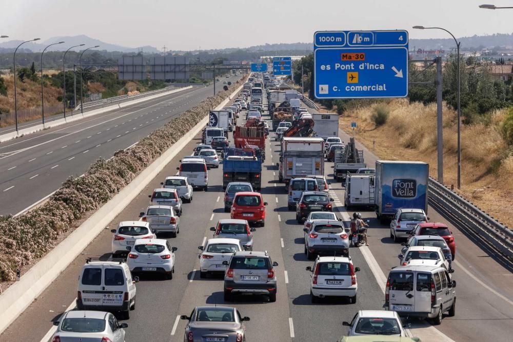 Atasco por la caída de un cable eléctrico en la autopista de Inca