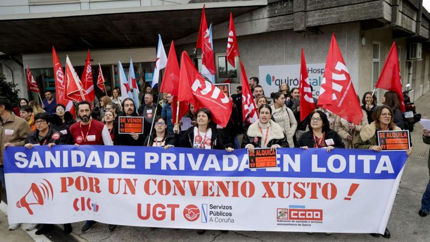 Protesta de trabajadores de la sanidad privada, ayer, frente al Hospital Quirón, en A Coruña. | // CABALAR/EFE
