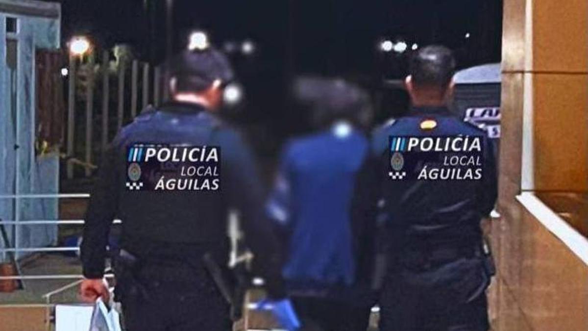 Atraca a mano armada una joyería en Águilas y huye en una moto robada