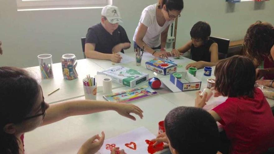 Los niños, en una de las actividades programadas en el campamento de verano de la asociación.