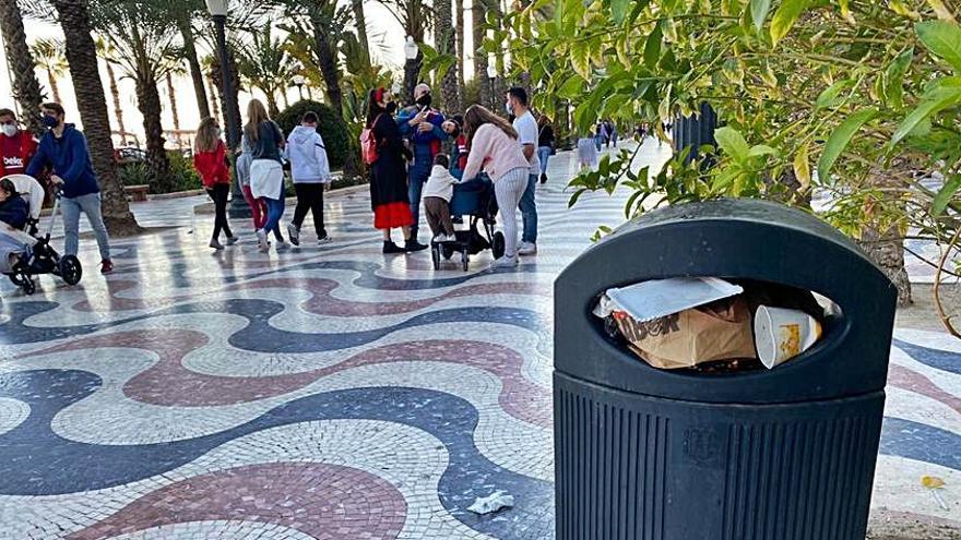 Papeleras en la Explanada