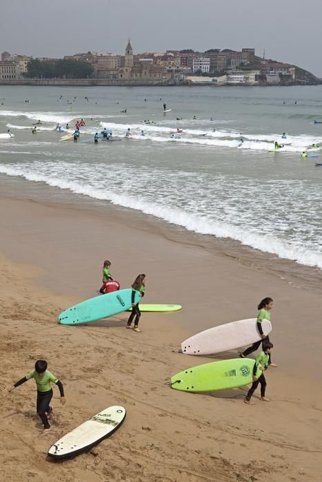 Surferos en la playa de San Lorenzo (Gijón)
