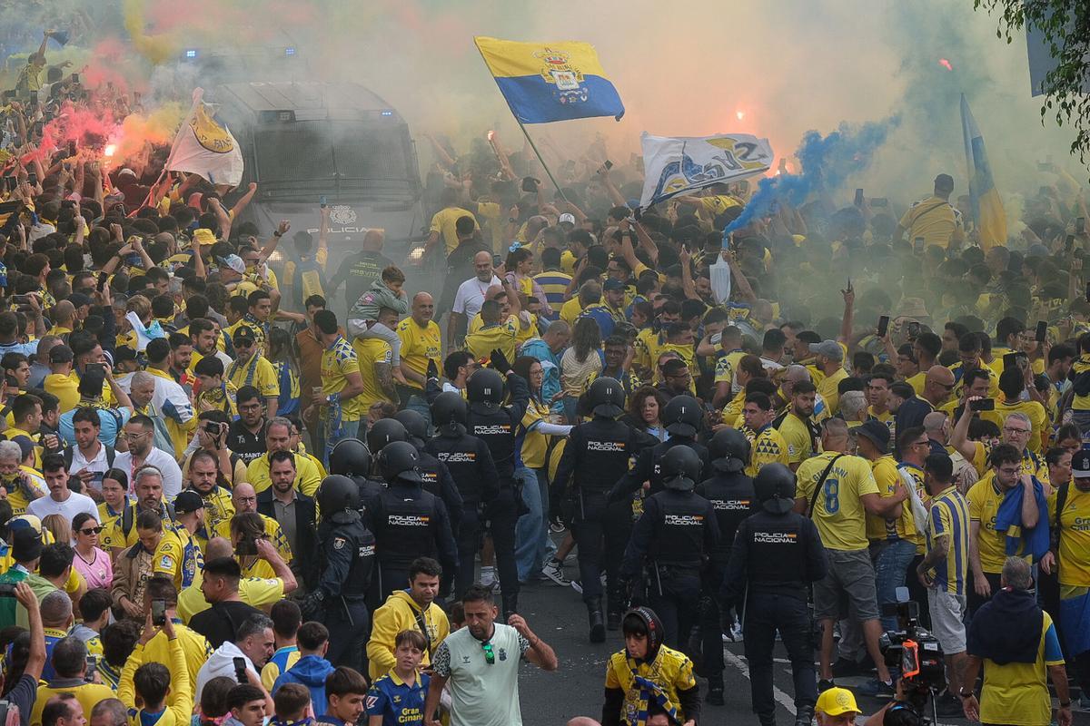UD Las Palmas: bajada de la guagua por Fondos de Segura