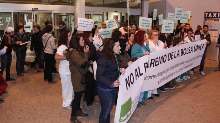 Concentración de protesta convocada por el Satse frente a la entrada del antiguo hospital, en una imagen de archivo.