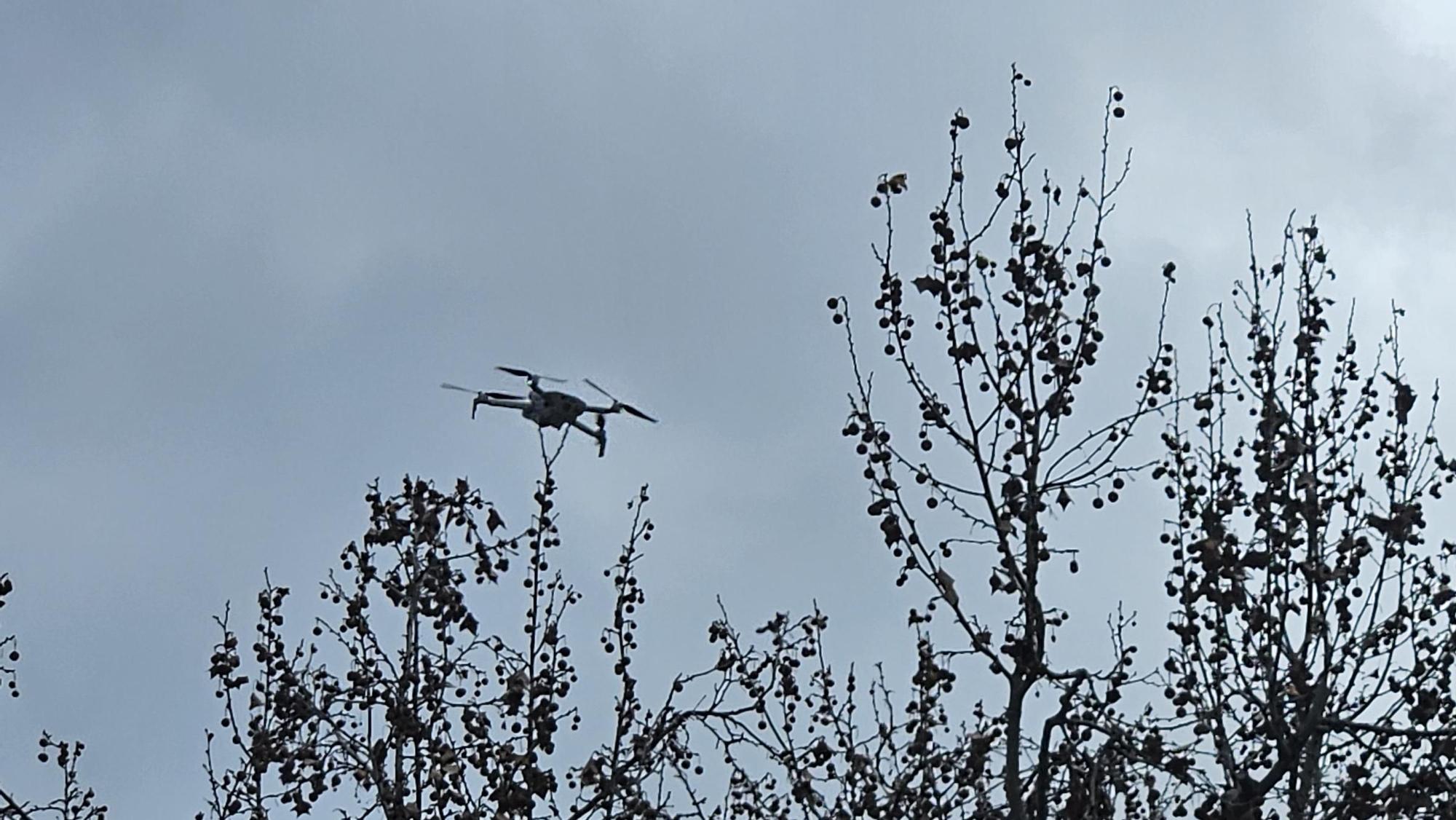 El  dron sobrevuela...