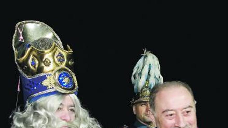 Gabino de Lorenzo, con el Rey Baltasar, ayer, en la cabalgata de Oviedo.