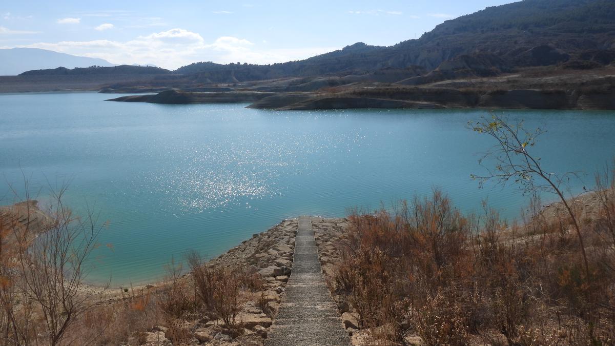 El embalse de Algeciras en Alhama de Murcia, sobre la rambla del mismo nombre, afluente del río Guadalentín