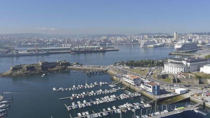 Vista de los muelles, ámbito del concurso para diseñar la fachada marítima de la ciudad.