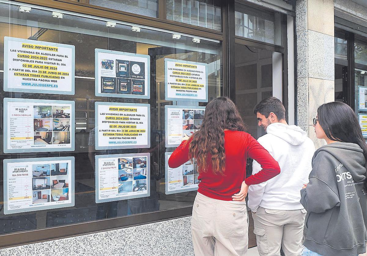 Estudiantes mirando los anuncios de pisos de alquiler en una inmobiliaria / Xoán ReySANTIAGO DE COMPOSTELA, 11/07/2024.-Estudiantes, trabajadores y familias se enfrentan a la &quot;misión imposible&quot; de encontrar piso en alquiler en Santiago de Compostela. La escasa oferta, unida a los altos precios, hacen muy difícil encontrar un hogar en la capital gallega, que está expulsando a los vecinos a las zonas limítrofes.EFE/ Xoán Rey