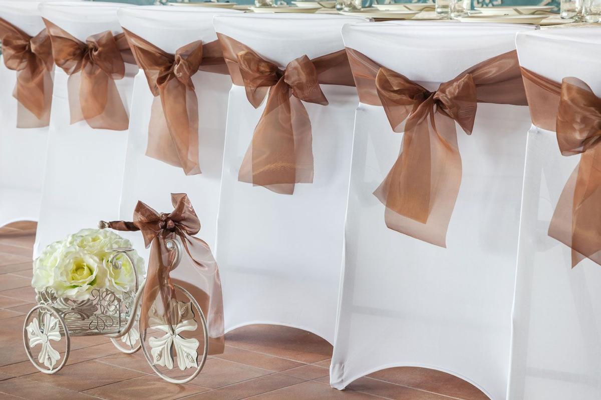 ¿Cómo decorar las sillas del banquete?: delicadas telas de tul