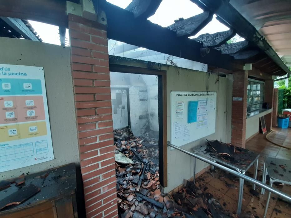 Un llamp destrossa la teulada de l'edifici de serveis de la piscina de les Preses