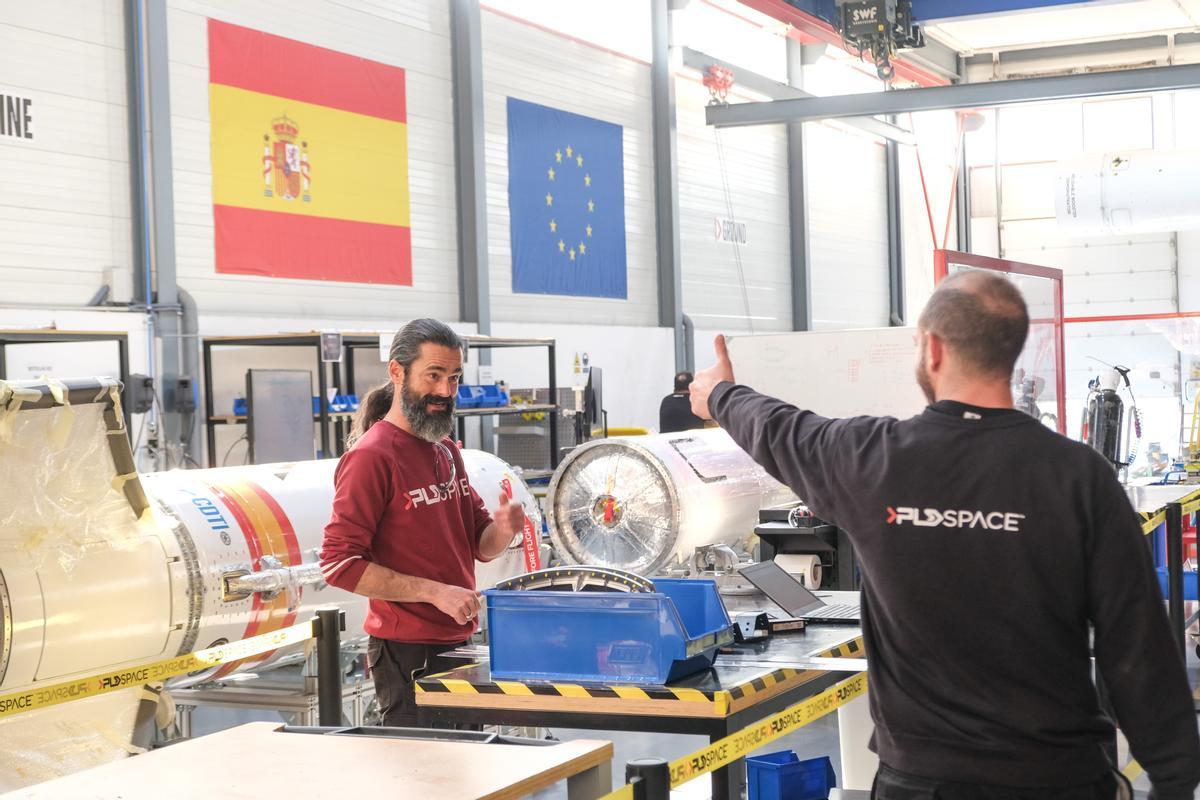 Trabajadores de PLD Space en las instalaciones.