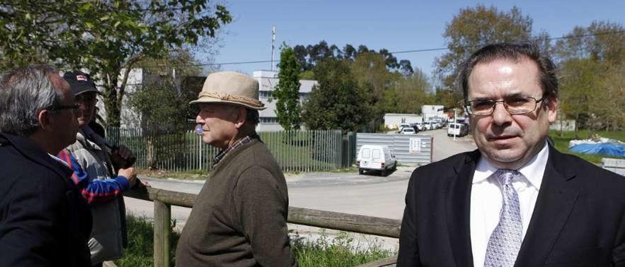 Marcelino Abraira, a la derecha, junto a vecinos de El Pisón, comprobando el cese de las obras en abril de 2016.