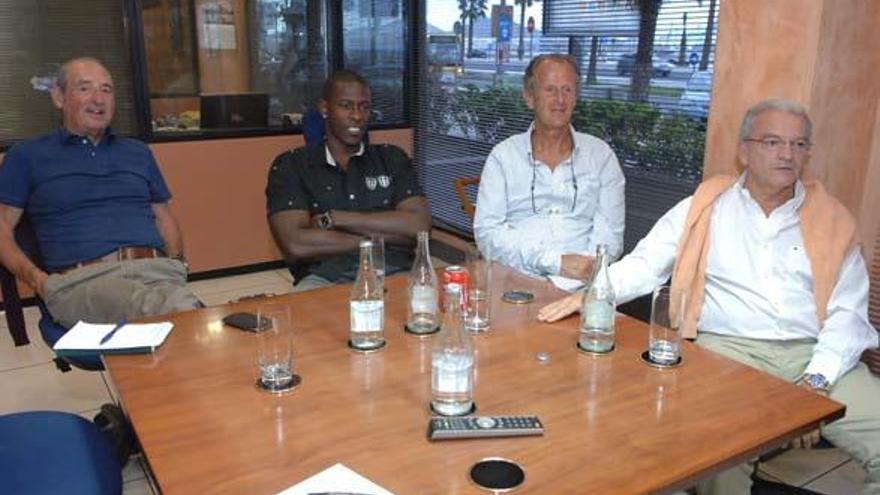 De izquierda a derecha, Pepe Moriana, Juan Palacios, Joaquín Costa y Miguelo Betancor atentos al desarrollo del encuentro que se jugó en Vitoria. i QUESADA