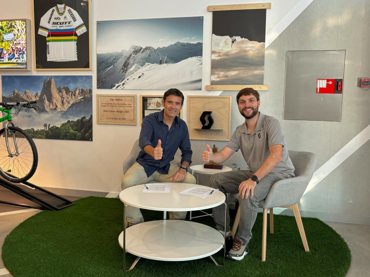 El acuerdo fue llevado a cabo por Héctor de la Cagiga (i), director Publicom Sport Events, y Joel Casado, responsable de Marketing de Scott España.