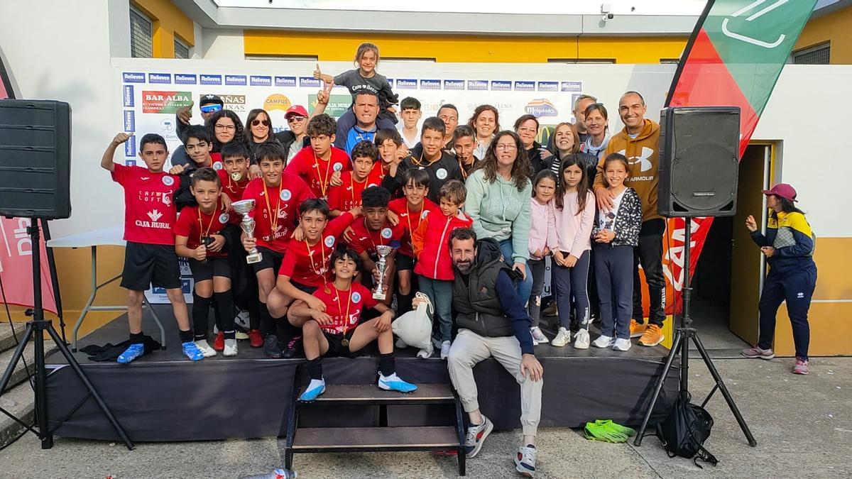 El Amor de Dios celebra su título  en Alevín